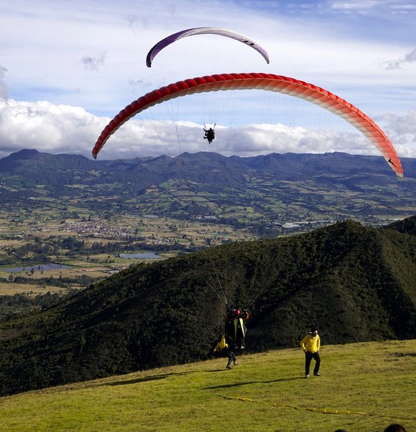 Découvrez le parapente à annecy : sensations et paysages !